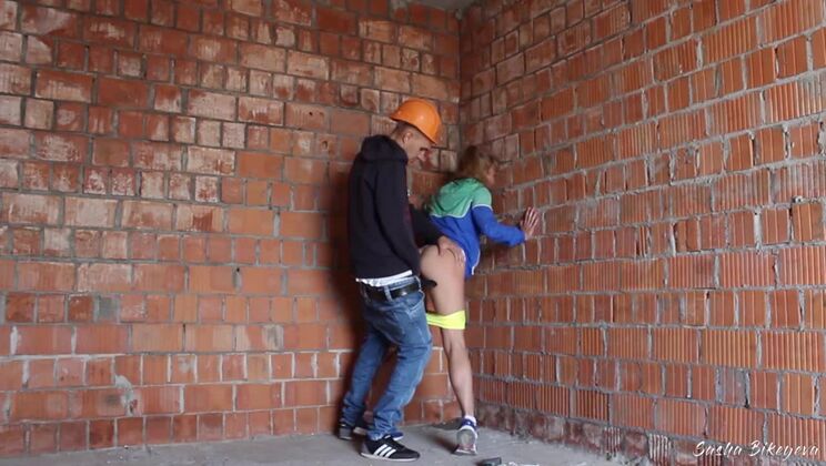 (FULL VIDEO) Fit girl caught by a Construction worker when she masturbated at a construction site after a run