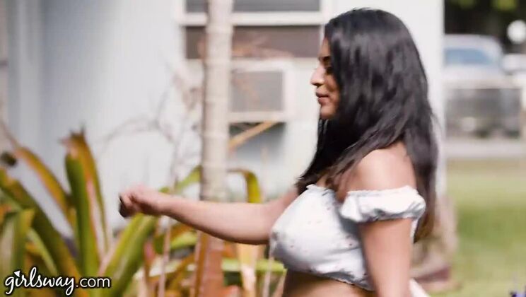 Girlsway Smokin' Hot Gabriela Lopez Helps The MILF Next Door With Her Tongue
