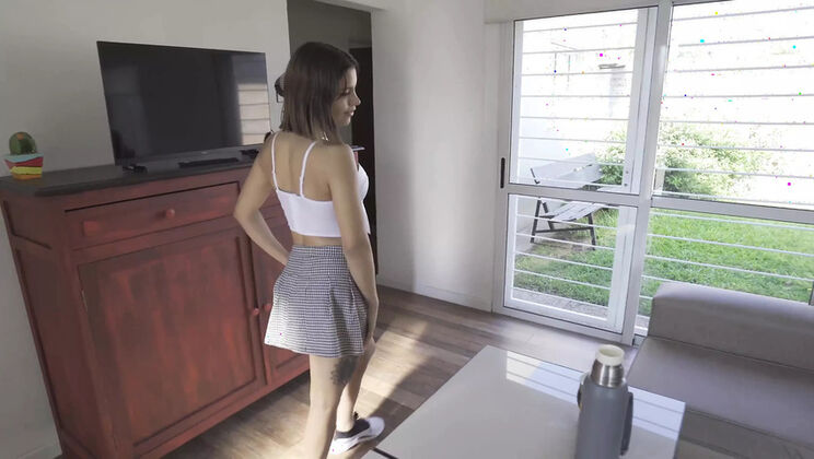 Sweet American Teen Neighbor Flashes Her Bare Pussy in 4K HD