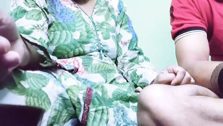 Hot Pakistani Bhabhi Faryal Shows Big Natural Tits & Moans in Hindi Dirty Talk