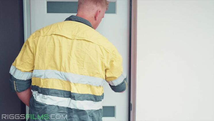 HORNY STEPMOM FUCKS THE HANDYMAN