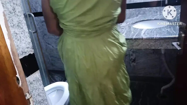 Hot Indian Telugu Aunty Shaves Pussy for Boyfriend in His House - HD Outdoor Sex