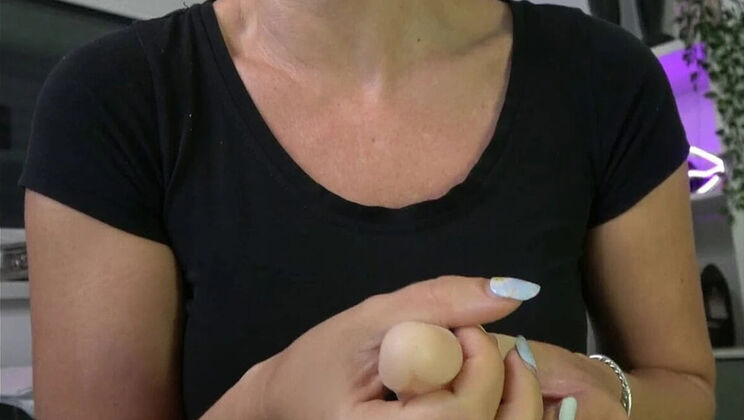 Amateur MILF Annika Bond Gives Honest JOI & Dirty Talk to Jerk Off German Cock