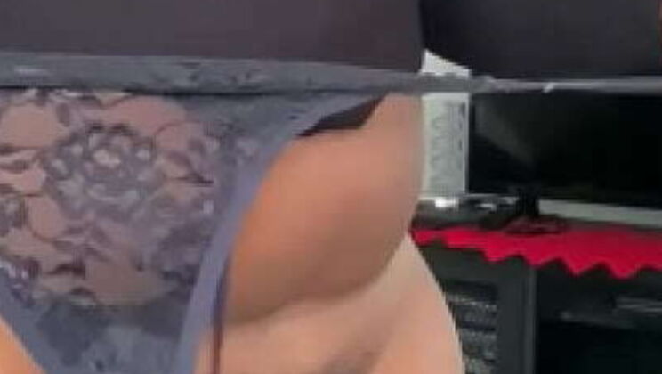 Amateur ebony solo girl with big booty creamy pussy plays with dildo in homemade video