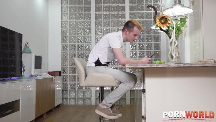 Blonde bombshells Amber Jayne & Barbie Sins take turns on a thick prick
