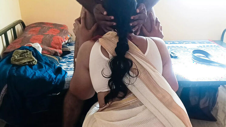 Cheating Mallu Aunty Pushpa Valli’s Hot Homemade Romance With Young Boyfriend – Viral Fucking Video