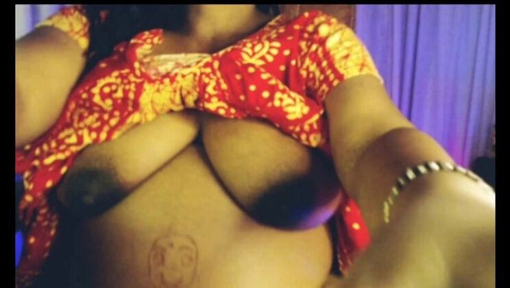 Hot Sexy Girl Shows Big Tits Pussy