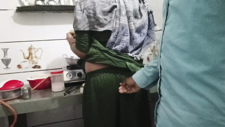 Bhabhi ki Gand Mein Ungali Kar Di While Cooking Food