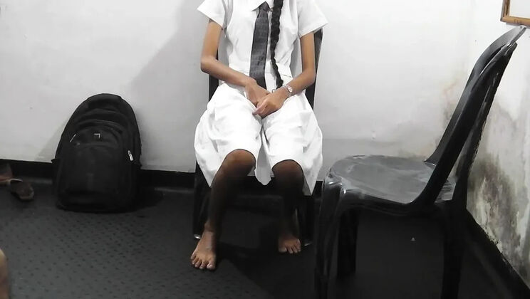 Sri Lankan School Girl Fucks Best Friend in Hotel Room